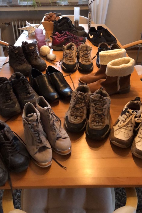 Gespendete Schuhe im Lager